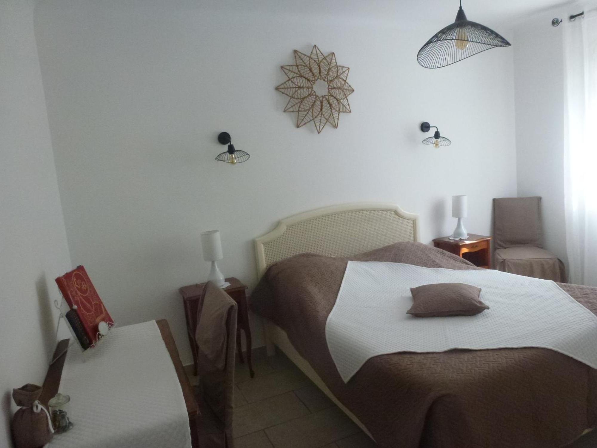 Chambre D'Hotes La Pinede Lambesc Exterior photo